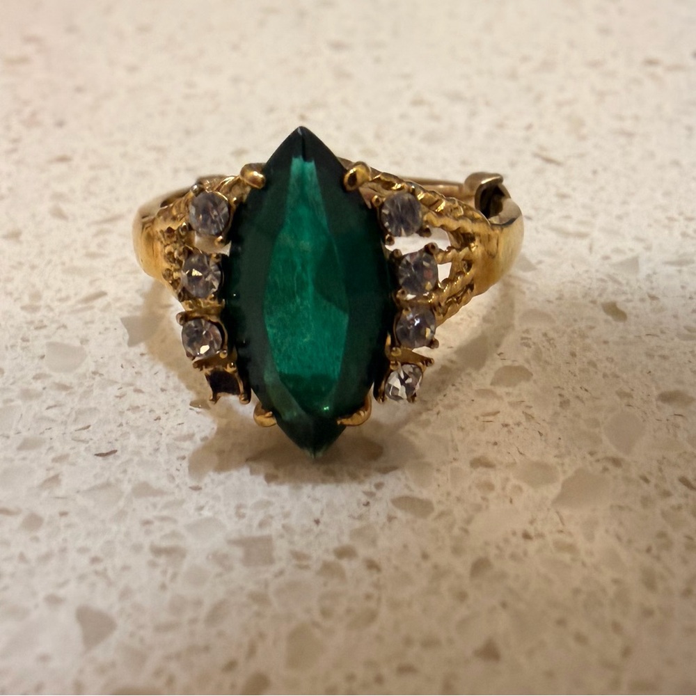Emerald ring 8